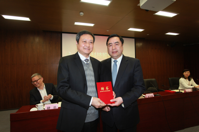 8- 十一科技股份公司董事長(zhǎng)趙振元同志為新一屆董事楊少波先生頒發(fā)聘書.jpg