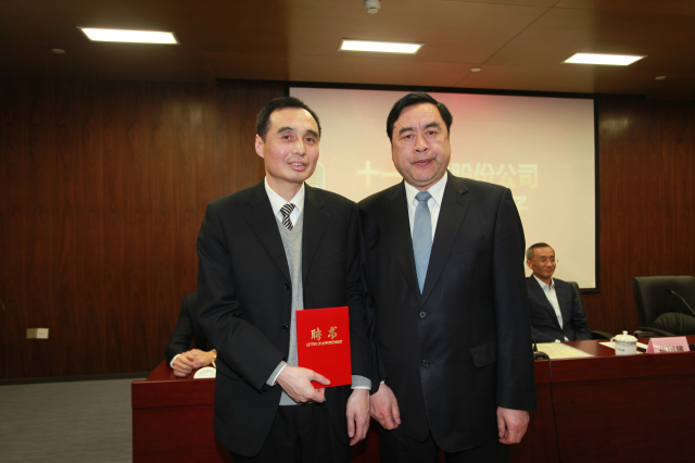 9- 十一科技股份公司董事長(zhǎng)趙振元同志為新一屆董事孫明先生頒發(fā)聘書.jpg