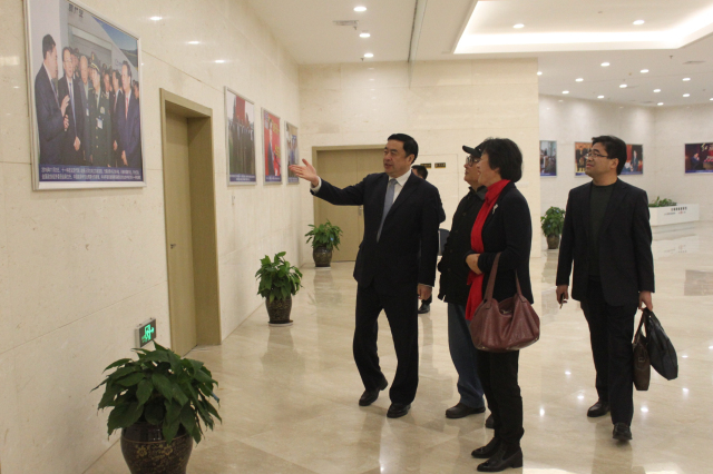 1496500371687203.jpg 6-趙振元董事長陪同原無錫市政協主席貢培興參觀華東總部大廈.jpg