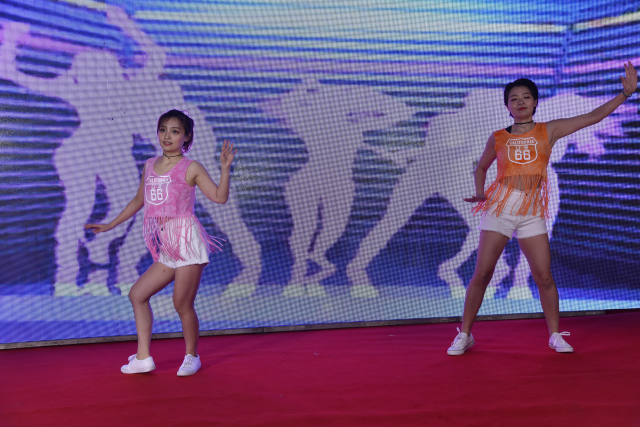 1496500852451787.jpg 7-華東分院院辦、質量部熱舞《Playing with fire》.jpg